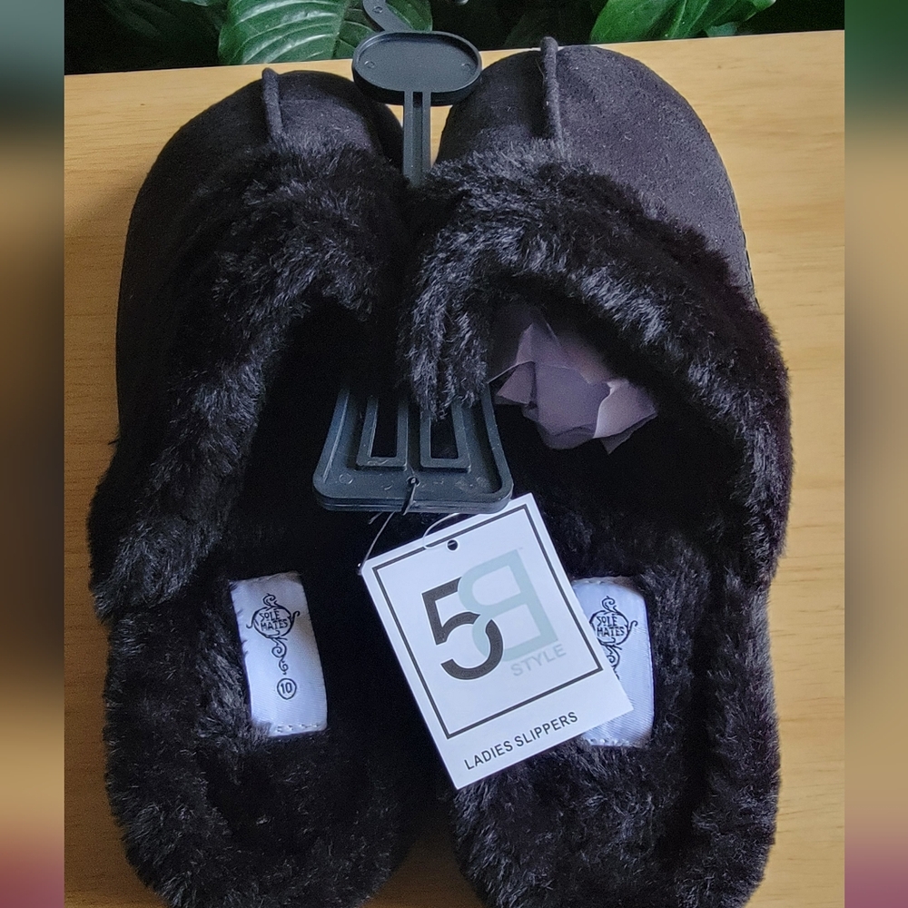 5B Style Black Fuzzy Slippers Size 10.